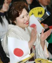 Takahashi's mother cheers as son takes to ice in free program