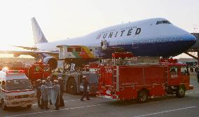 16 hurt on turbulence-hit United Airlines plane