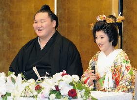 Sumo champ Hakuho, wife conduct wedding