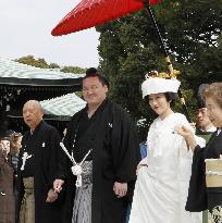 Sumo champ Hakuho, wife conduct wedding ceremony