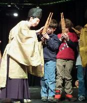 N.Y. kids try old Japanese music instrument