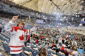 Olympics closing ceremony spectators cheer for Canada's hockey gold