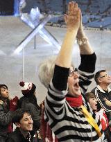 Olympics closing ceremony spectators cheer for Canada's hockey gold