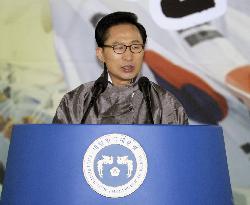 President Lee urges S. Koreans not to be bound by past