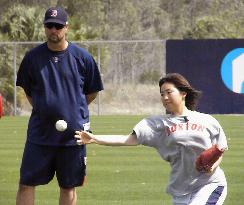 MLB pitcher helps Japan knuckleballer
