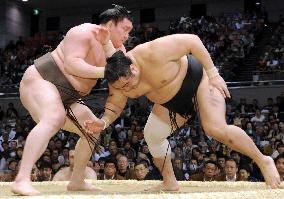 Hakuho off to strong start at spring sumo
