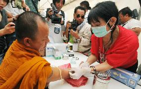 Pro-Thaksin protesters collect blood to target Gov't House