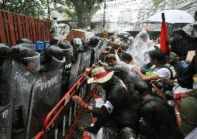 Pro-Thaksin protesters splash blood at Thai premier's house