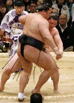 Hakuho unblemished at sumo tourney