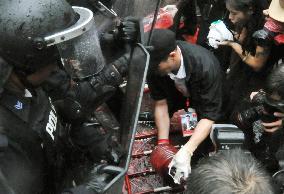 Pro-Thaksin protesters splash blood at Thai premier's house