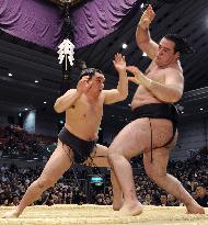 Harumafuji beats Aran in sumo tourney