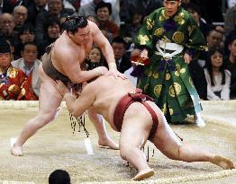 Mongolian yokozuna Hakuho unbeaten at spring sumo