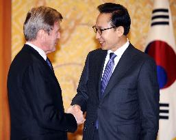 French Foreign Minister Kouchner talks with S. Korean Pres. Lee