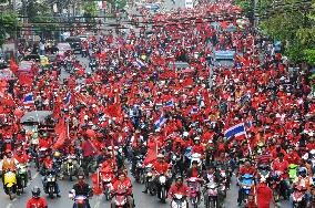 Pro-Thaksin protesters hold massive rally in Bangkok