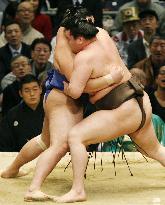 Mongolian yokozuna Hakuho unbeaten at spring sumo