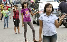 'Carpool jockeys' line up on Jakarta road