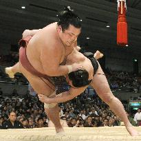 Harumafuji defeats Toyohibiki at spring tourney