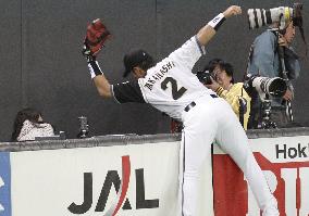 Fighters Takahashi makes picture-perfect catch