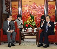 Kan, Wen hold talks in Beijing