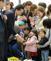 Hatoyama meet kindergarteners