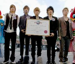 Korean pop group Tohoshinki to suspend performances