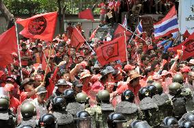 Thai antigov't protesters move into 'no-go' areas in Bangkok