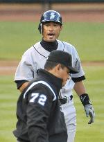 Ichiro argues with umpire