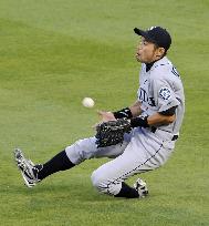 Mariners' Suzuki robs Rangers' Young with basket catch
