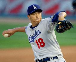 Dodgers' Kuroda makes strong season debut