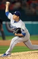 Dodgers' Kuroda makes strong season debut