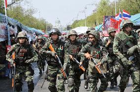 Thai troops, police clash with antigov't protesters