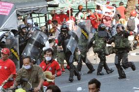 Thai troops, police clash with antigov't protesters