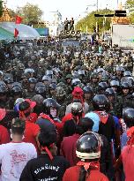 Thai troops, police clash with antigov't protesters