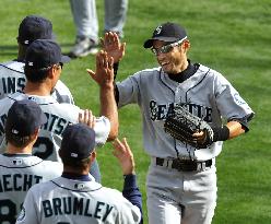 Mariners' Suzuki hits RBI single