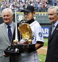 Ichiro receives Golden Glove, Silver Slugger trophies