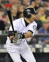 Ichiro collects 3 hits to lift Mariners