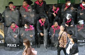 Armed Thai troops deployed in Bangkok business zone