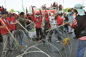 Pro-Thaksin protesters erect barricades