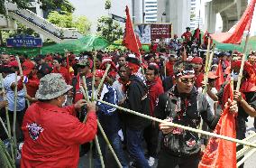 Pro-Thaksin protesters erect barricades