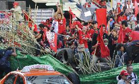 Pro-Thaksin protesters erect barricades