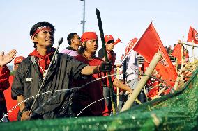 Pro-Thaksin protesters erect barricades