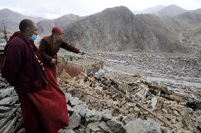 Tibetan priests in quake-hit China