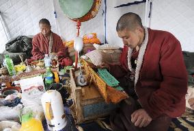 Tibetan priests in quake-hit China