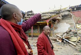 Tibetan priests in quake-hit China