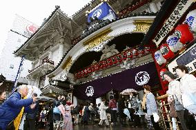 People flock to Kabuki-za before April 30 closing