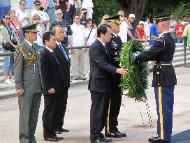 Kan visits Arlington National Cemetery