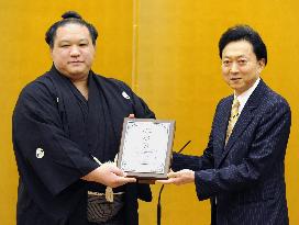 Sumo wrestler Kaio given prime minister's award