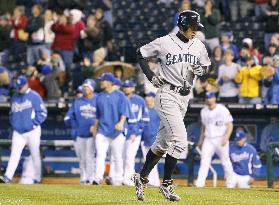 Mariners' Ichiro 2-for-5, 2 stolen bases against Royals