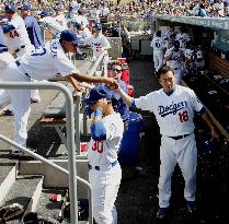Kuroda solid as Dodgers sink Pirates