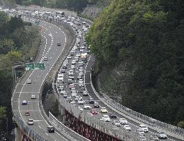 Congestion on roads continues during Golden Week holidays